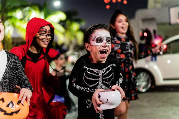 Halloween y Día de Muertos comparten la costumbre de pedir dulces, aunque ambas celebraciones tienen orígenes culturales diferentes./ Pixabay