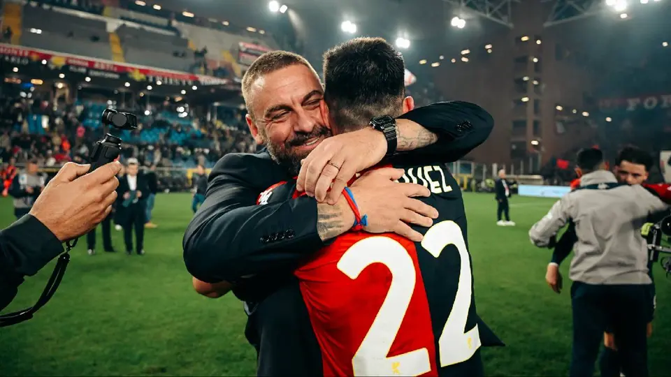 Johan Vásquez celebrando junto con Daniele De Rossi | X @GenoaCFC