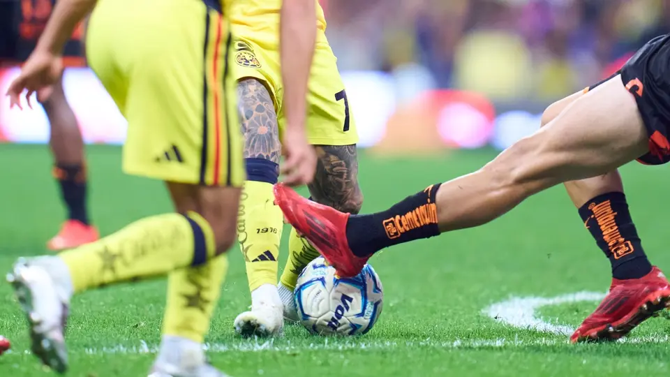 Así fue la acción de Alejandro Gómez sobre Brian Rodríguez | MEXSPORT