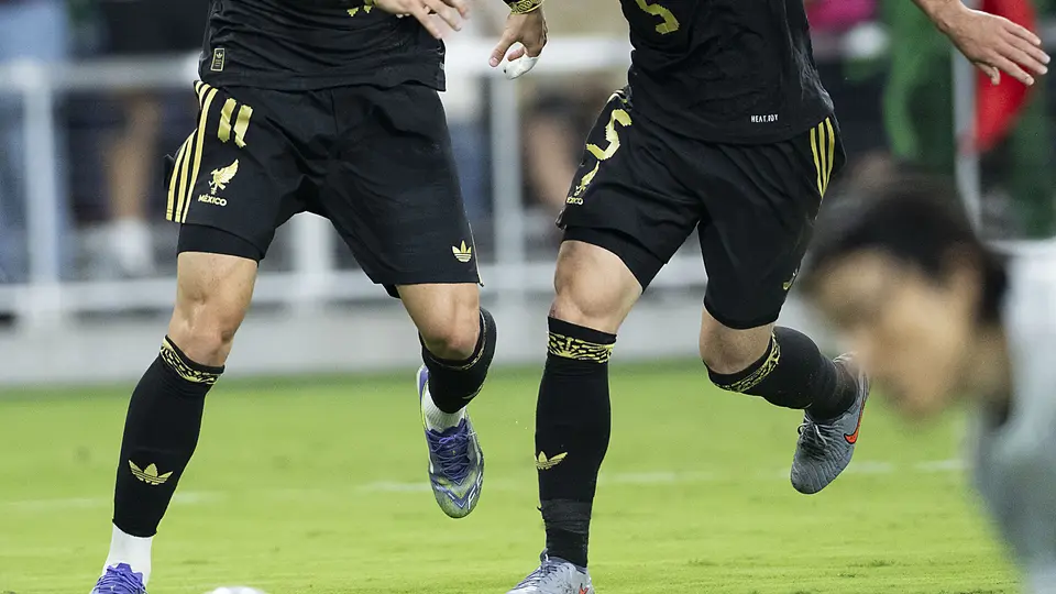 Johan Vásquez y Santiago Giménez en la Selección Mexicana l IMAGO7