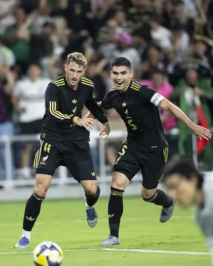 Johan Vásquez y Santiago Giménez en la Selección Mexicana l IMAGO7