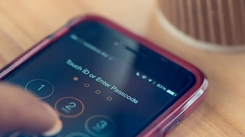 Configurar el borrado automático tras varios intentos fallidos ayuda a proteger la información personal. / iStock