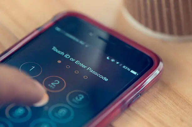 Configurar el borrado automático tras varios intentos fallidos ayuda a proteger la información personal. / iStock