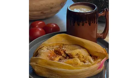 Tamales Tapatíos se ha hecho famoso por servir tamales tan grandes que superan el medio kilo. /@Tamalestapatiosx