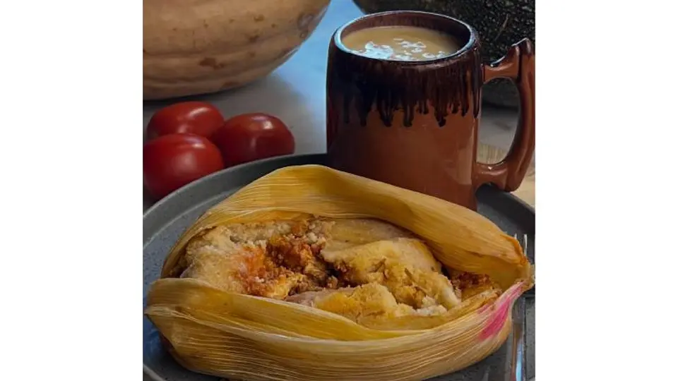 Tamales Tapatíos se ha hecho famoso por servir tamales tan grandes que superan el medio kilo. /@Tamalestapatiosx