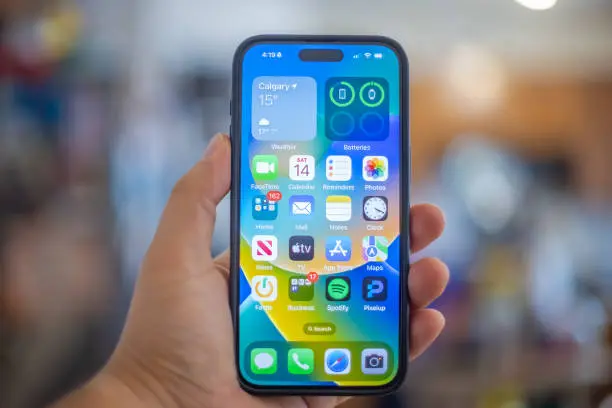 Apple recomienda restringir el acceso a ciertas funciones cuando el iPhone está bloqueado. / iStock