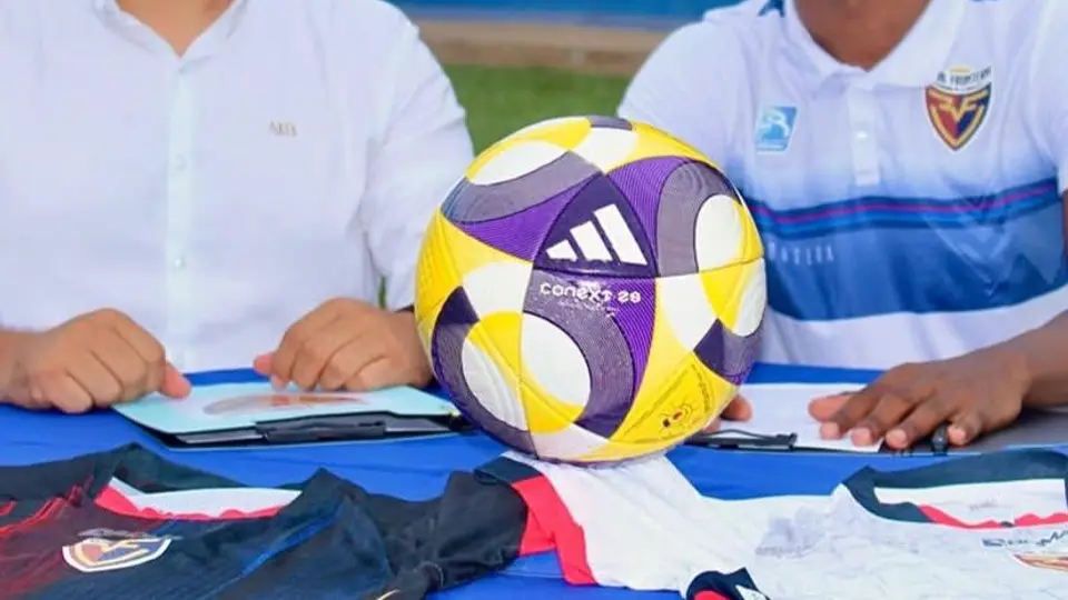Rincón firmando contrato | IG:@realfrontera