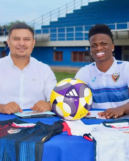 Rincón firmando contrato | IG:@realfrontera