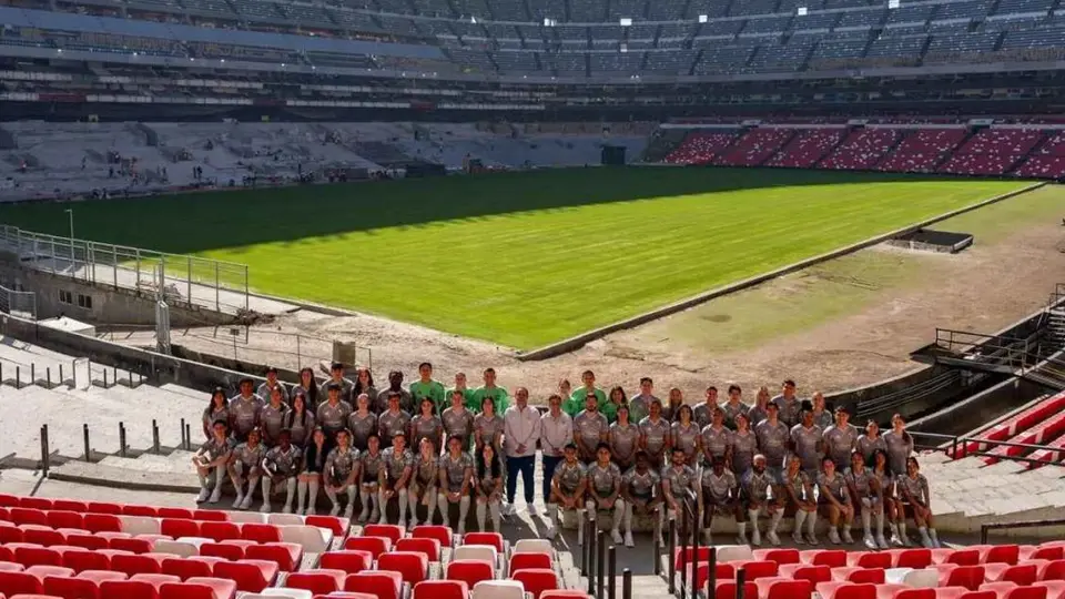 ¡Los tachan de copiones! Afición de Chivas revienta al América por foto oficial en obras del Estadio Azteca