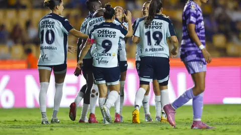 Charlyn Corral y jugadoras de Pachuca en celebración de gol ante Tigres en el Apertura 2025 | IMAGO 7