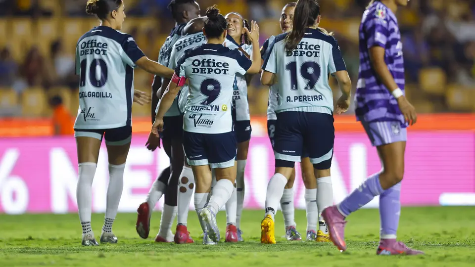 Charlyn Corral y jugadoras de Pachuca en celebración de gol ante Tigres en el Apertura 2025 | IMAGO 7