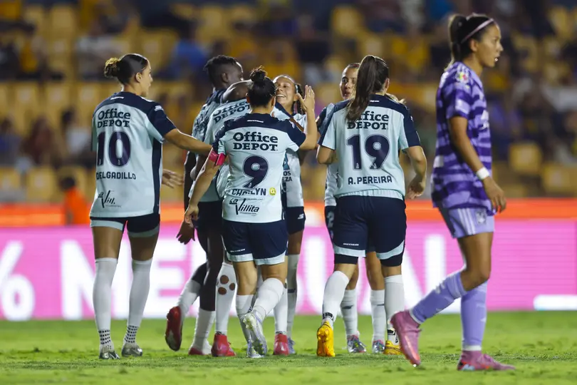 Charlyn Corral y jugadoras de Pachuca en celebración de gol ante Tigres en el Apertura 2025 | IMAGO 7