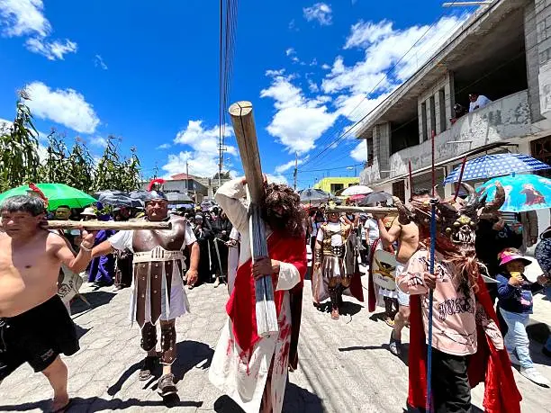 En muchas comunidades mexicanas se realizan representaciones del Viacrucis y procesiones durante la Semana Santa. / iStock
