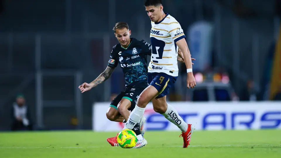Guillermo Martínez se enfrenta a Francisco Villalba en el partido de Pumas contra Santos en el Clausura 2025 | IMAGO 7