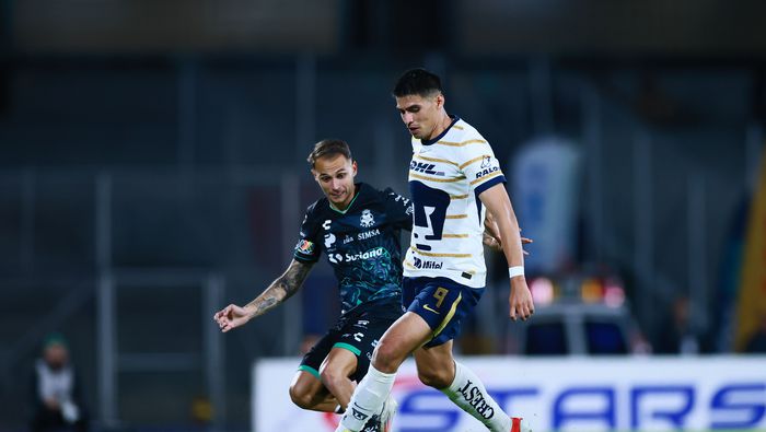 Guillermo Martínez se enfrenta a Francisco Villalba en el partido de Pumas contra Santos en el Clausura 2025 | IMAGO 7