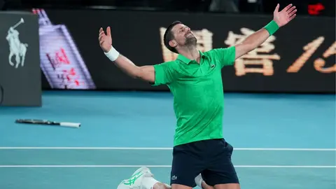 Novak Djokovic venció a Jannik Sinner en cinco sets y avanza a la Final del Australian Open