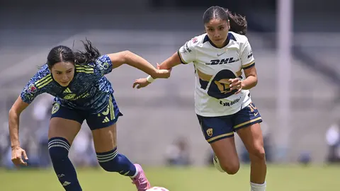 Scarlett Camberos y Alejandra Guerrero en la disputa del balón en el partido de la Jornada 7 del Apertura 2025 | IMAGO 7