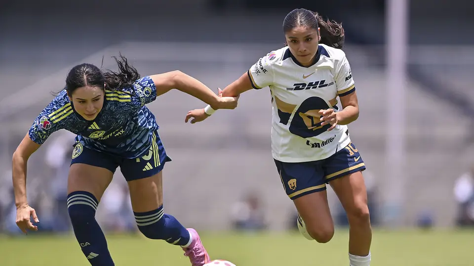 Scarlett Camberos y Alejandra Guerrero en la disputa del balón en el partido de la Jornada 7 del Apertura 2025 | IMAGO 7