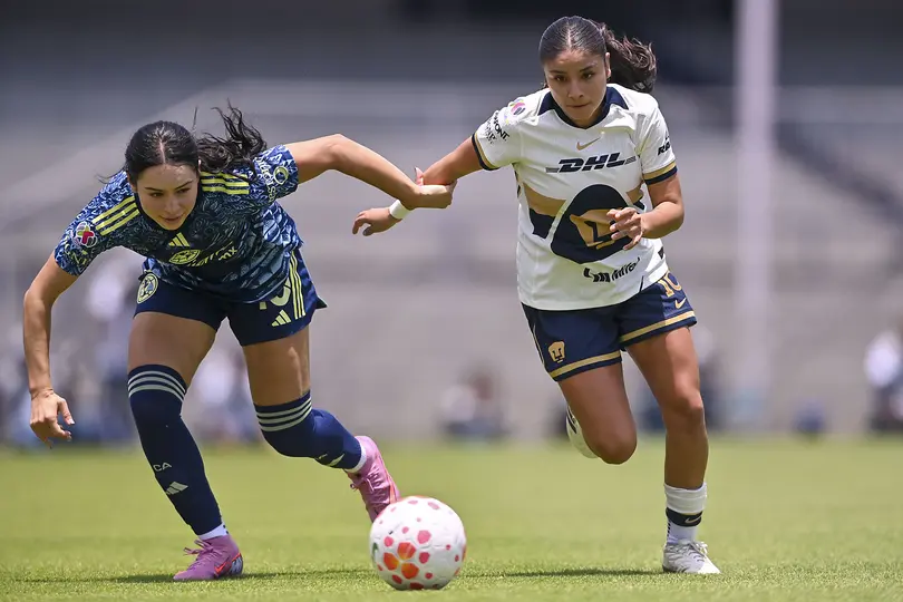 Scarlett Camberos y Alejandra Guerrero en la disputa del balón en el partido de la Jornada 7 del Apertura 2025 | IMAGO 7