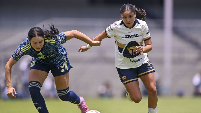 Scarlett Camberos y Alejandra Guerrero en la disputa del balón en el partido de la Jornada 7 del Apertura 2025 | IMAGO 7