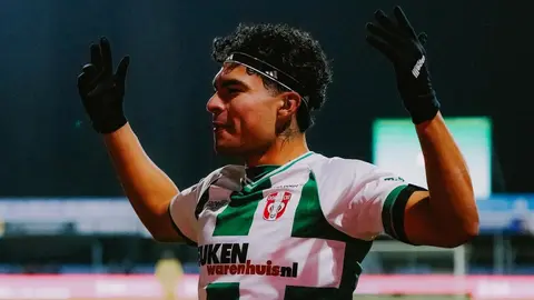 Carrillo festejando su primer gol en Europa | IG: @fcdordrechtnl