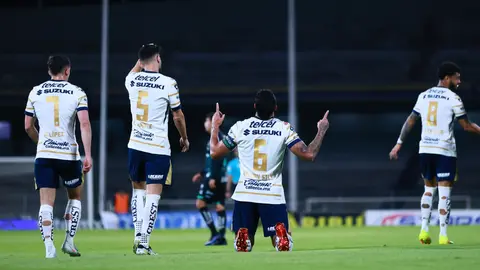 Nathan Silva celebra su gol en compañía de sus compañeros de Pumas | IMAGO 7