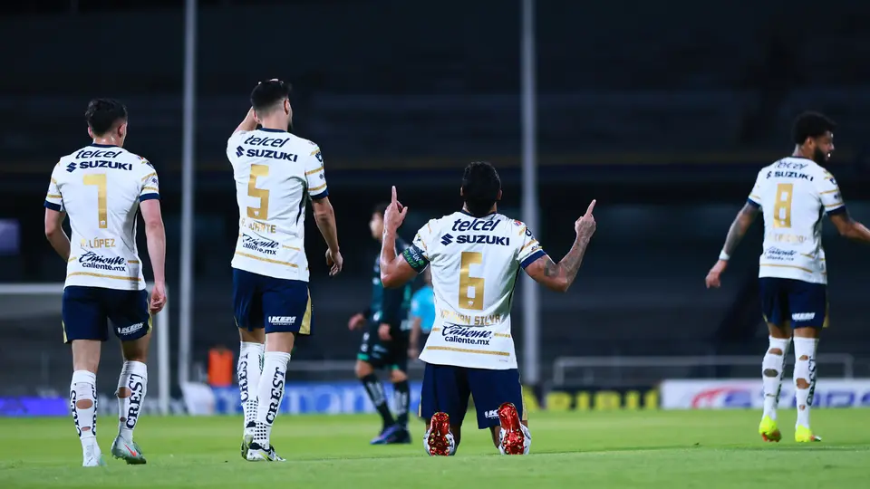 Nathan Silva celebra su gol en compañía de sus compañeros de Pumas | IMAGO 7