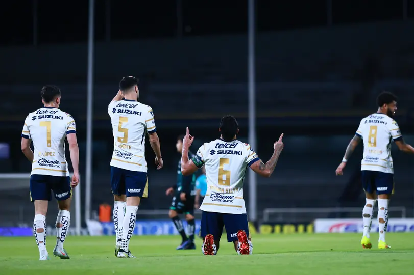 Nathan Silva celebra su gol en compañía de sus compañeros de Pumas | IMAGO 7