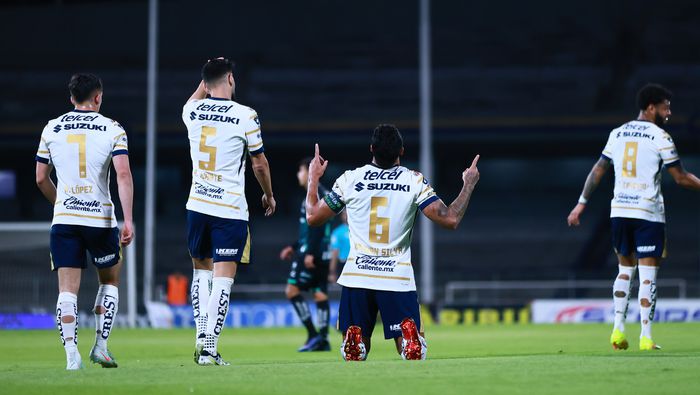 Nathan Silva celebra su gol en compañía de sus compañeros de Pumas | IMAGO 7