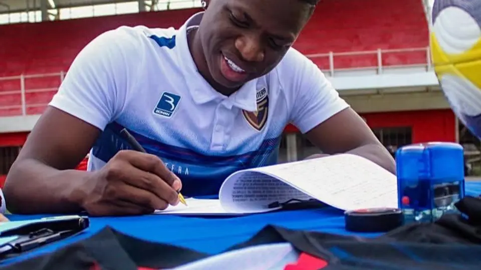 Un influencer colombiano, el "doble" de Vinícius, ficha por un club venezolano