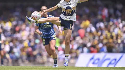 Angelina Hix controla el balón en el partido entre Pumas y América en el Apertura 2025 | IMAGO 7