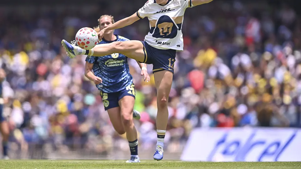 Angelina Hix controla el balón en el partido entre Pumas y América en el Apertura 2025 | IMAGO 7