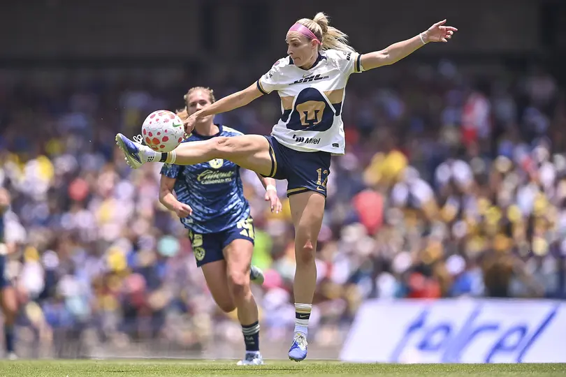 Angelina Hix controla el balón en el partido entre Pumas y América en el Apertura 2025 | IMAGO 7