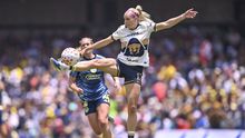 Angelina Hix controla el balón en el partido entre Pumas y América en el Apertura 2025 | IMAGO 7