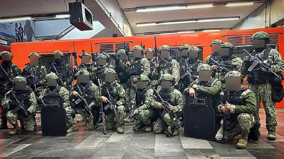 Los militares se dieron tiempo para tomarse una foto dentro de las instalaciones del Metro/X: @foro_militar