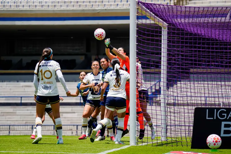 Wendy Toledo durante el compromiso entre Pumas y América en el Apertura 2025 | IMAGO 7