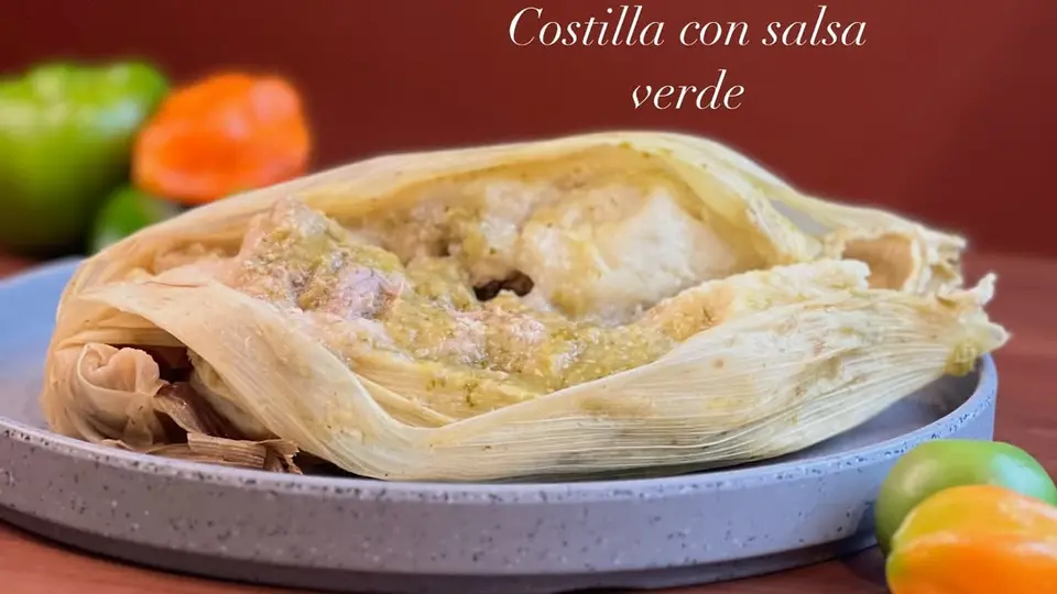 El gigante tamal de costilla en salsa verde. / @Tamalestapatiosx