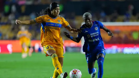 Aaliyah Farmer y Deneisha Blackwood en el partido entre Tigres y Cruz Azul en Semifinales del Apertura 2025 | IMAGO 7