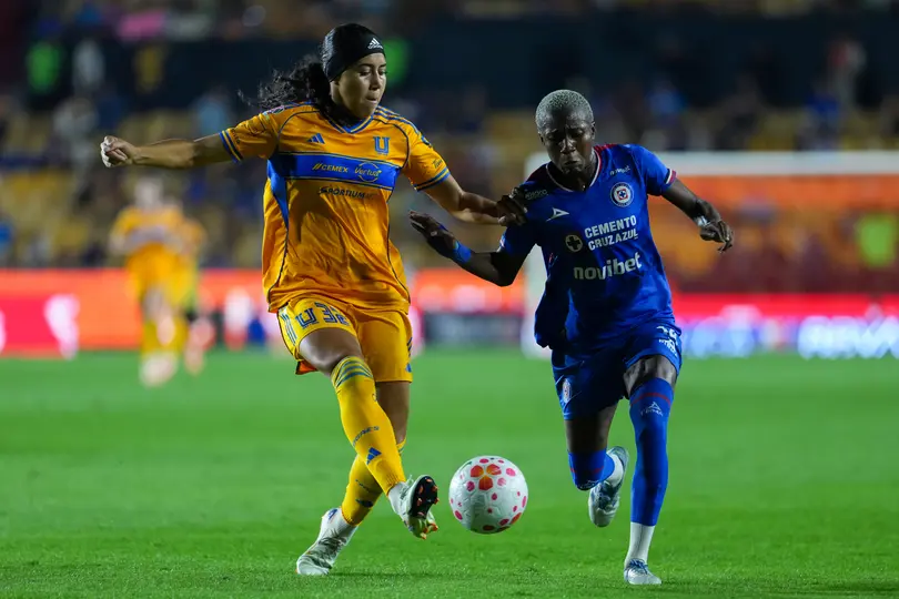 Aaliyah Farmer y Deneisha Blackwood en el partido entre Tigres y Cruz Azul en Semifinales del Apertura 2025 | IMAGO 7