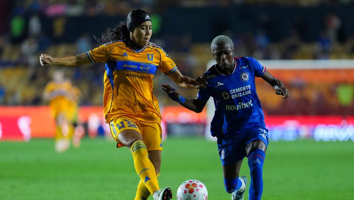 Aaliyah Farmer y Deneisha Blackwood en el partido entre Tigres y Cruz Azul en Semifinales del Apertura 2025 | IMAGO 7