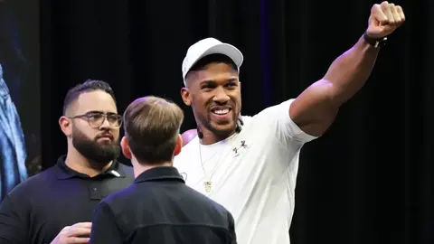 Anthony Joshua reaparece después del accidente que tuvo en Nigeria