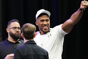 Anthony Joshua reaparece después del accidente que tuvo en Nigeria