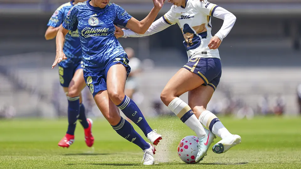 Karina Rodríguez y Cristina Torres durante el partido de Pumas y América en el Apertura 2025 de la Liga MX Femenil | IMAGO 7