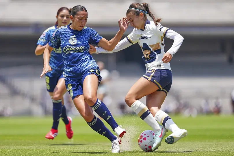 Karina Rodríguez y Cristina Torres durante el partido de Pumas y América en el Apertura 2025 de la Liga MX Femenil | IMAGO 7