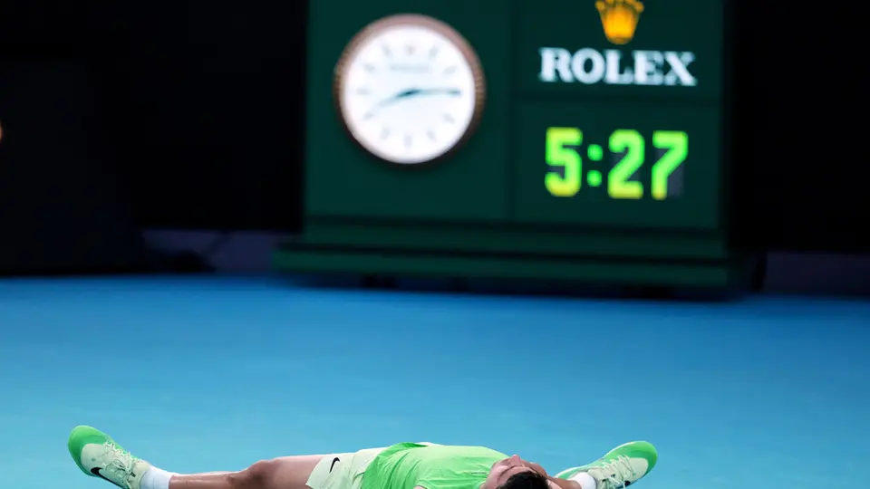 Alcaraz cae tendido tras ganar la Semifinal del Abierto de Australia a Zverev | AP