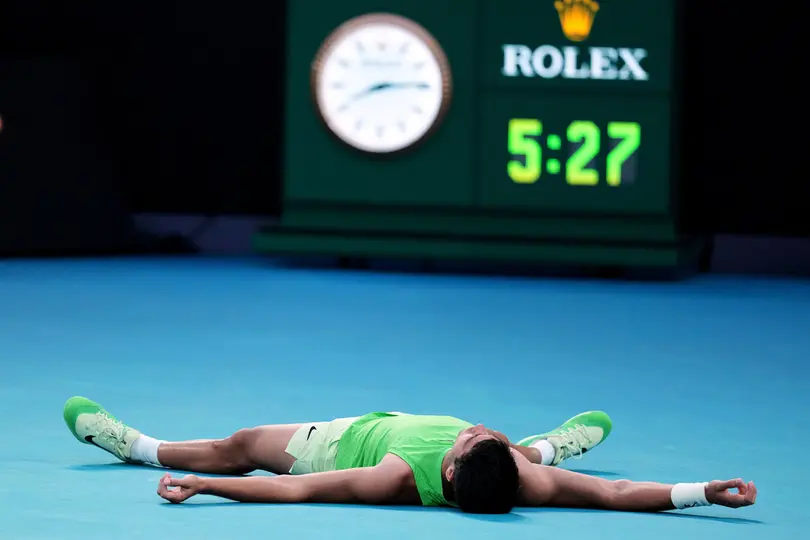 Alcaraz cae tendido tras ganar la Semifinal del Abierto de Australia a Zverev | AP