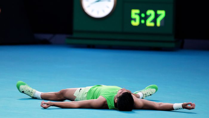Alcaraz cae tendido tras ganar la Semifinal del Abierto de Australia a Zverev | AP