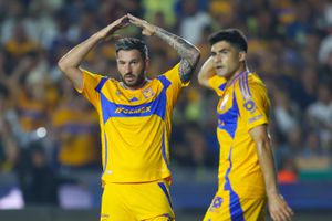 André-Pierre Gignac y Nicolás Ibáñez en partido con Tigres en la Liga MX | IMAGO 7
