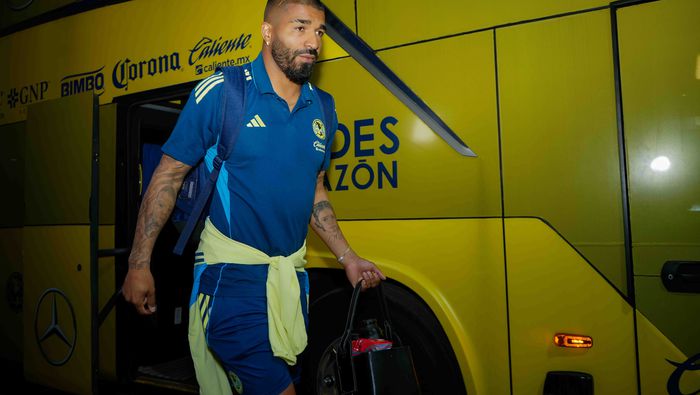 Rodrigo Aguirre en su llegada a un partido con América | IMAGO 7