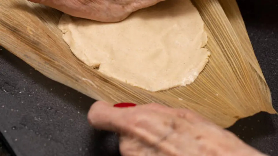Preparar tamales tontos es una forma sencilla de aprovechar la masa de maíz. / iStock